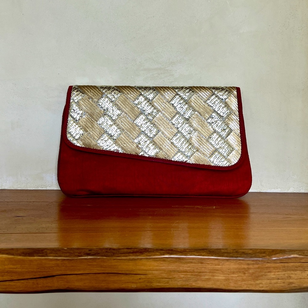 Flat envelope clutch